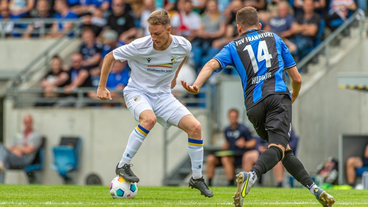 Joshua Endres (Jena) im Duell mit Lukas Hupfauf (Frankfurt).