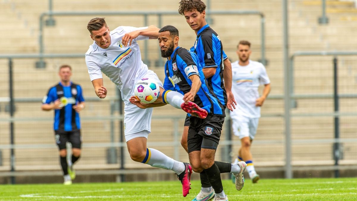 Jan Dahlke (Jena) mit Ahmed Azaouagh (Frankfurt, Mitte) und Matteo Costa (Frankfurt).