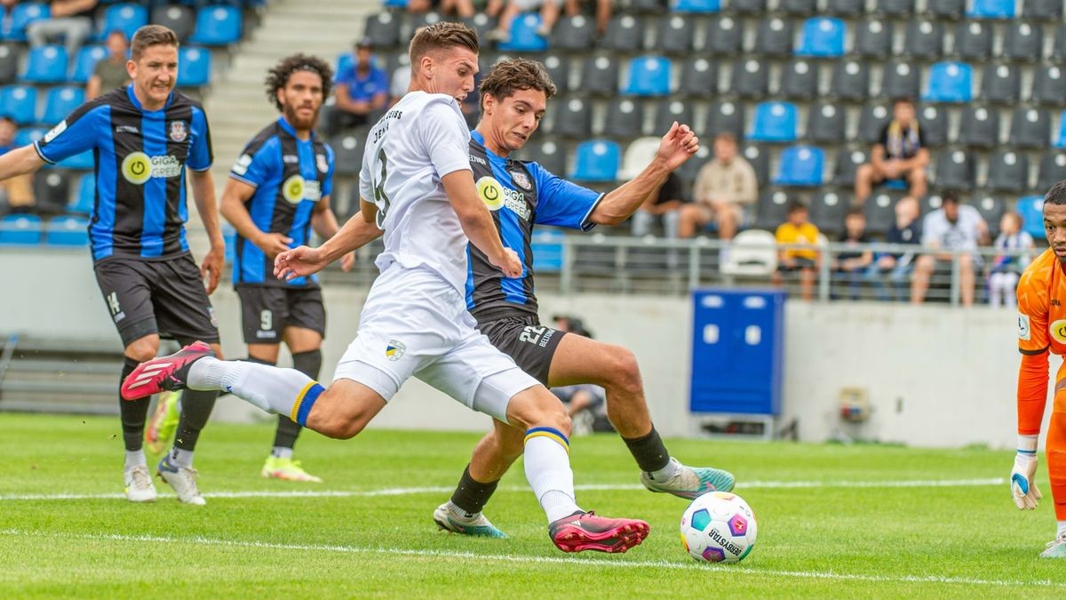 Jan Dahlke (Jena) im Duell mit Matteo Costa (Frankfurt).