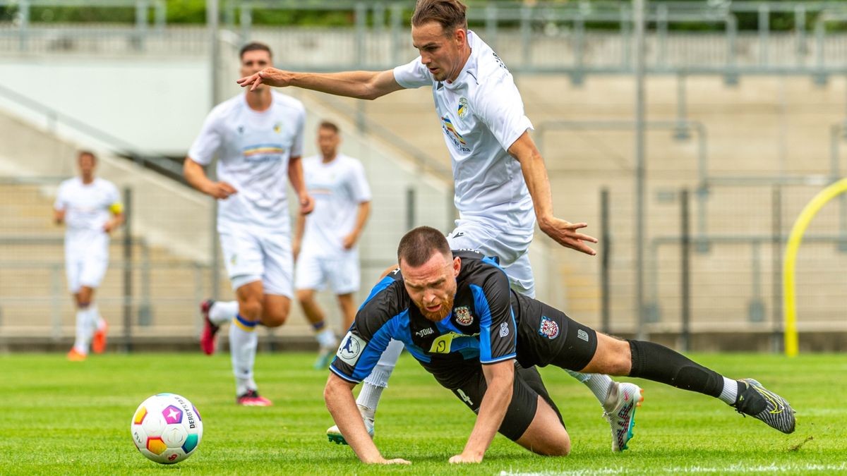 Joel Richter (Jena) im Duell mit Tim Weissmann (Frankfurt).