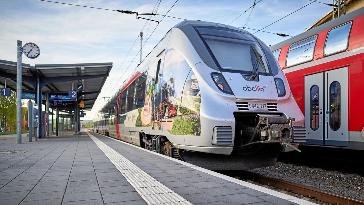 Züge am Bahnhof Jena-Göschwitz.