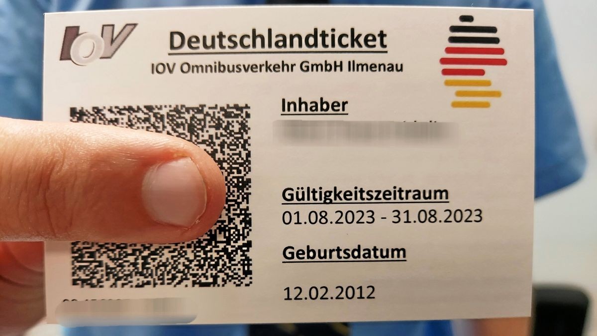 Gut 3500 Deutschland-Tickets werden derzeit jeden Monat für Schüler im Ilm-Kreis ausgestellt, die ihre Schulen nur mit dem öffentlichen Personennahverkehr erreichen. Die 49-Euro-Tickets sind für den Kreis in den meisten Fällen preiswerter als die bisherigen Abrechnungsmodelle.