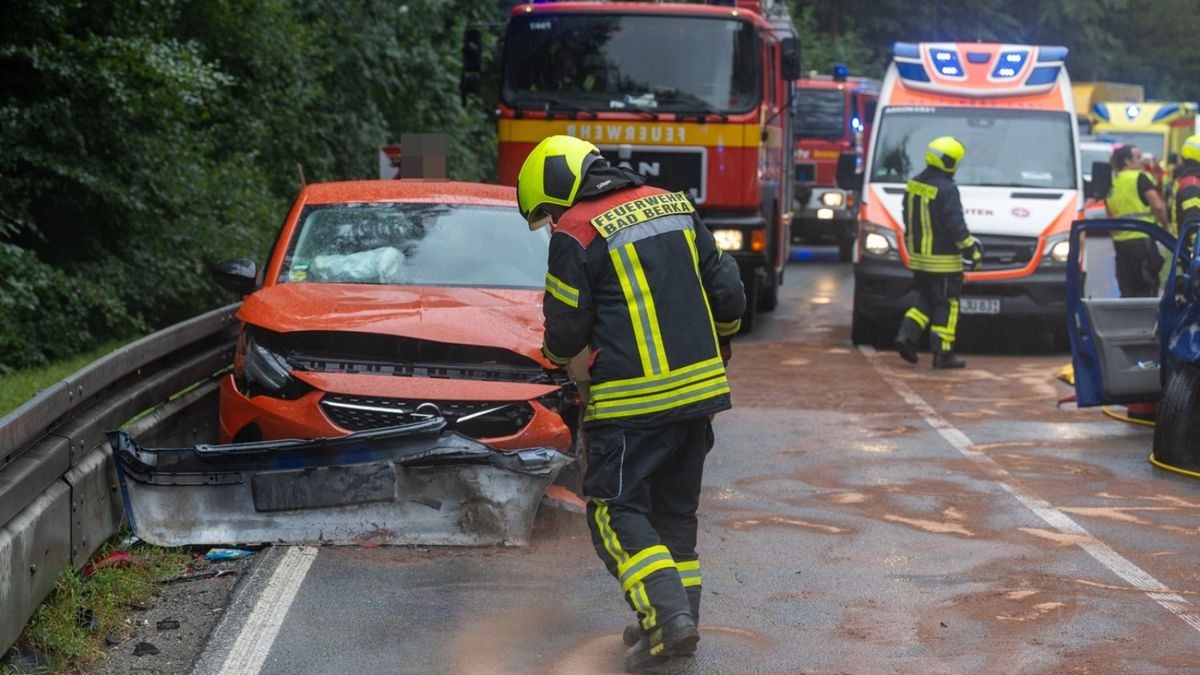 Die Kameraden der Freiwilligen Feuerwehr Bad Berka sicherten die Unfallstelle ab, unterstützen den Rettungsdienst bei der Rettung der Personen und befreiten die Insassen aus dem Volkswagen.