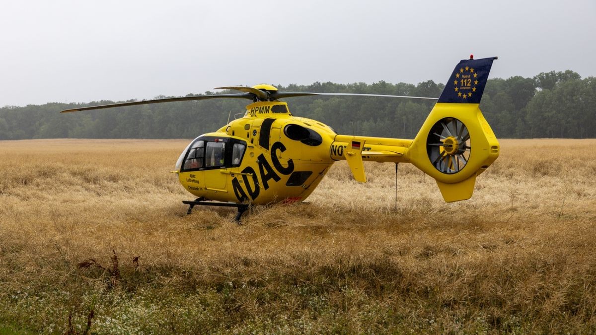 Der Hubschrauber landete aufgrund der engen Verhältnisse an der Einsatzstelle nahe Troistedt. 