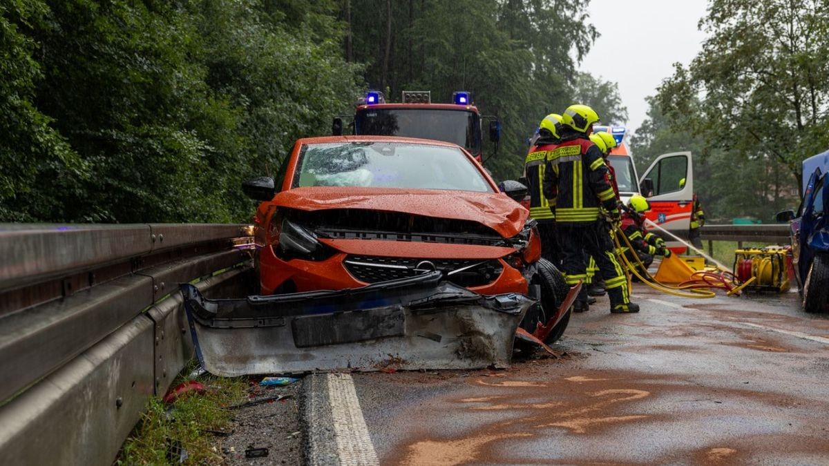 Dort kollidierte das Fahrzeug mit einem entgegenkommenden Opel. 