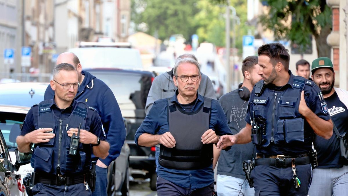 Innenminister Georg Maier (Mitte) begleite in der Nacht zu Donnerstag Beamte der Polizeiinspektion Erfurt Nord auf einer Streife.    