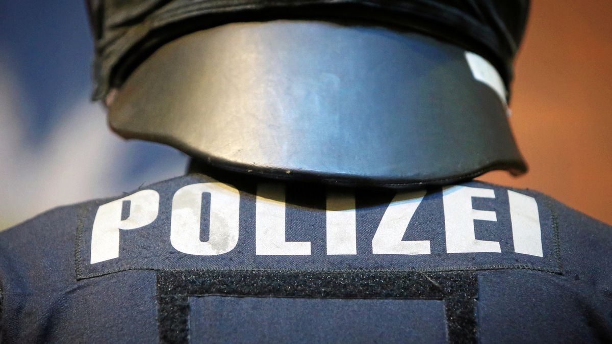 In sozialen Medien ist zu sehen, wie der Polizist eine der Teilnehmerinnen umarmt. Nun wird gegen ihn ermittelt. (Symbolfoto)