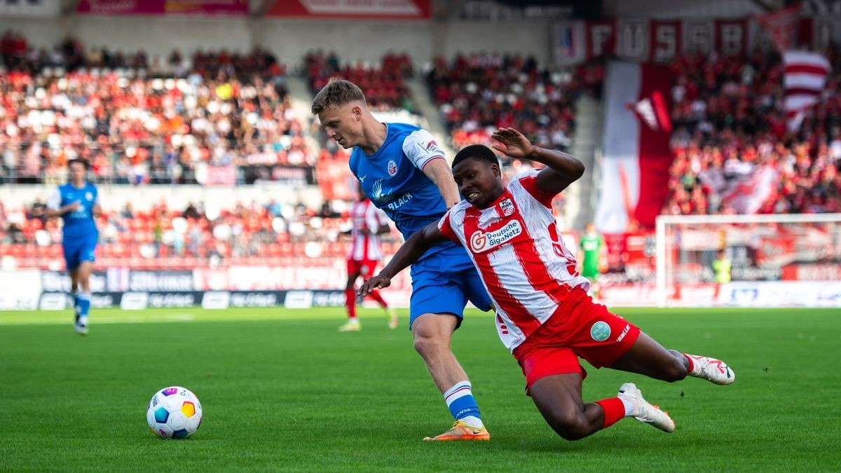 Der FC Rot-Weiß Erfurt hat durch zwei späte Tore von Pronichev und Seidemann gegen Rostock II mit 2:0 gewonnen. Beide waren nur wenige Minuten zuvor eingewechselt worden.