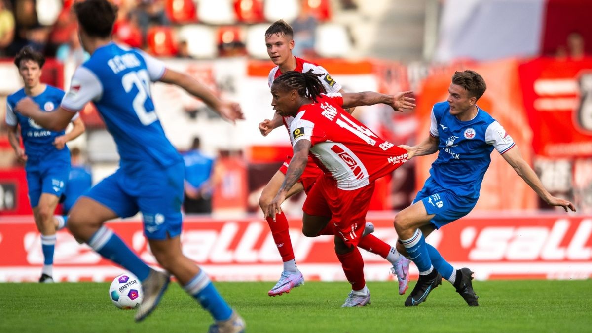 Der FC Rot-Weiß Erfurt hat durch zwei späte Tore von Pronichev und Seidemann gegen Rostock II mit 2:0 gewonnen. Beide waren nur wenige Minuten zuvor eingewechselt worden.