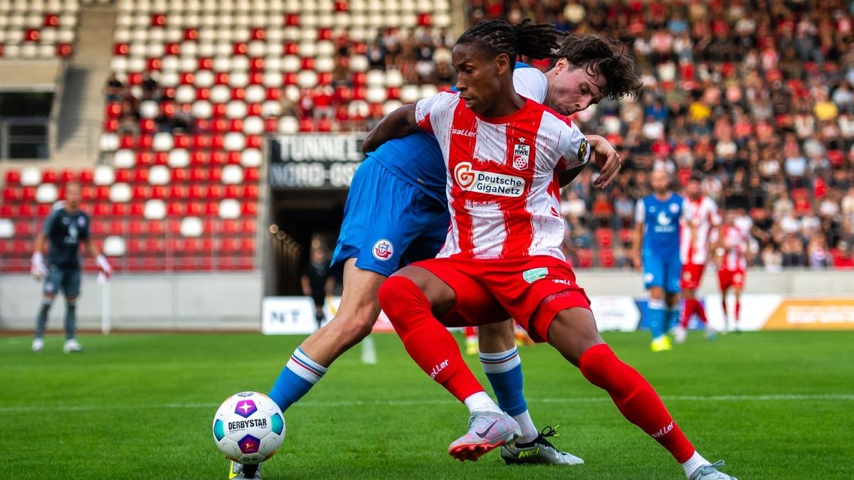 Der FC Rot-Weiß Erfurt hat durch zwei späte Tore von Pronichev und Seidemann gegen Rostock II mit 2:0 gewonnen. Beide waren nur wenige Minuten zuvor eingewechselt worden.