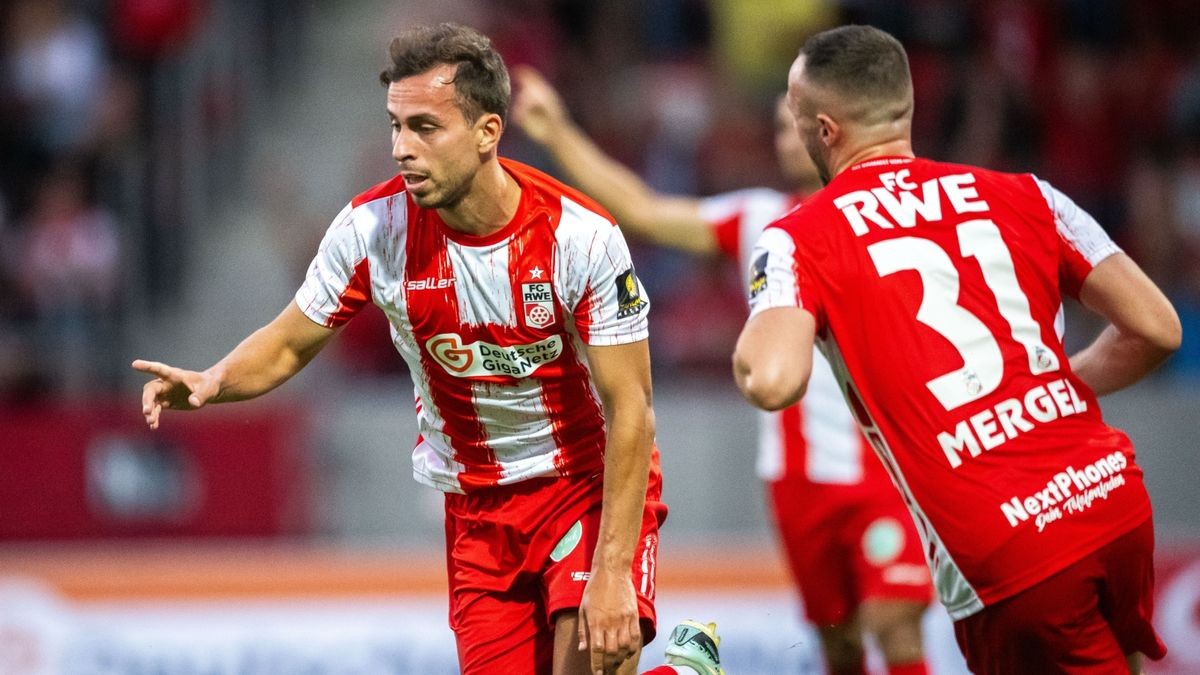 Der FC Rot-Weiß Erfurt hat durch zwei späte Tore von Pronichev und Seidemann gegen Rostock II mit 2:0 gewonnen. Beide waren nur wenige Minuten zuvor eingewechselt worden.