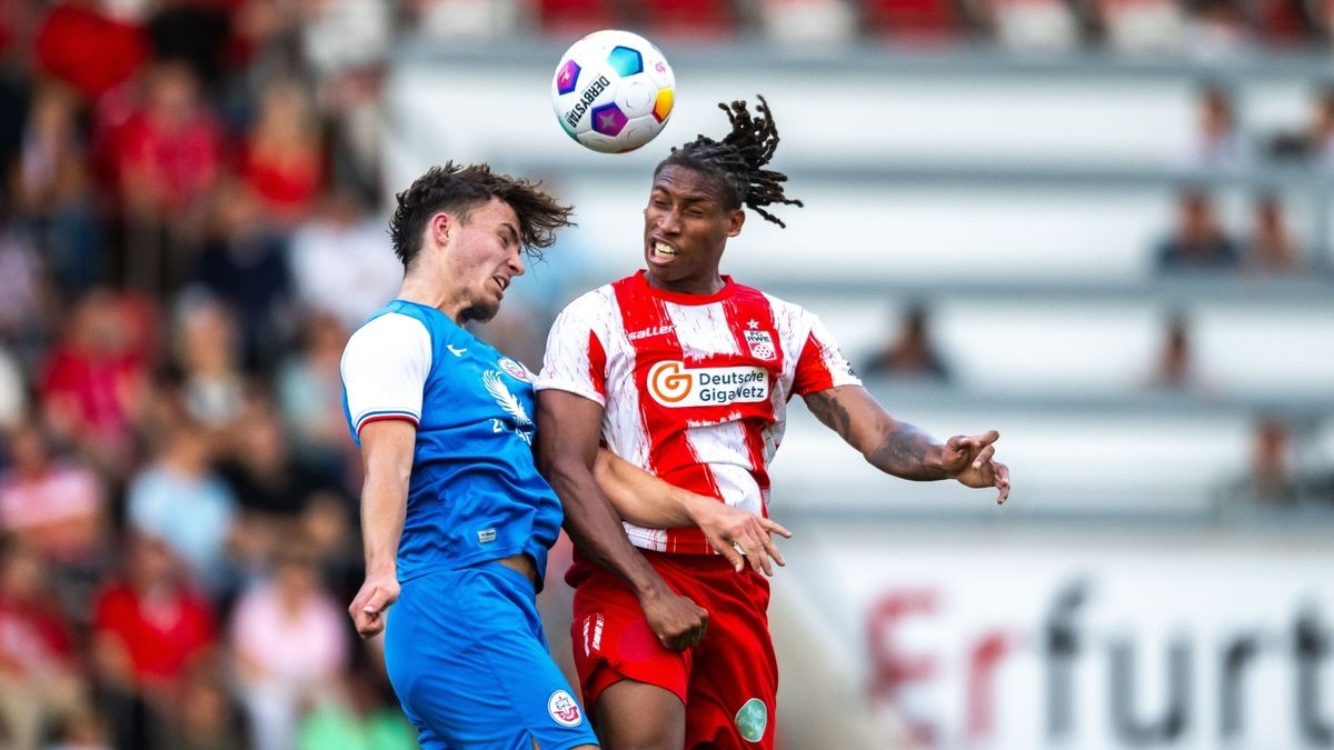 Der FC Rot-Weiß Erfurt hat durch zwei späte Tore von Pronichev und Seidemann gegen Rostock II mit 2:0 gewonnen. Beide waren nur wenige Minuten zuvor eingewechselt worden.