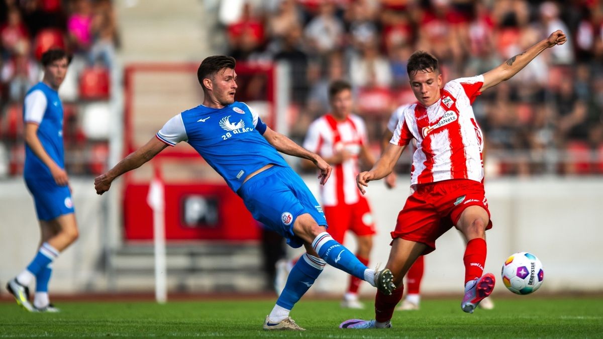 Der FC Rot-Weiß Erfurt hat durch zwei späte Tore von Pronichev und Seidemann gegen Rostock II mit 2:0 gewonnen. Beide waren nur wenige Minuten zuvor eingewechselt worden.