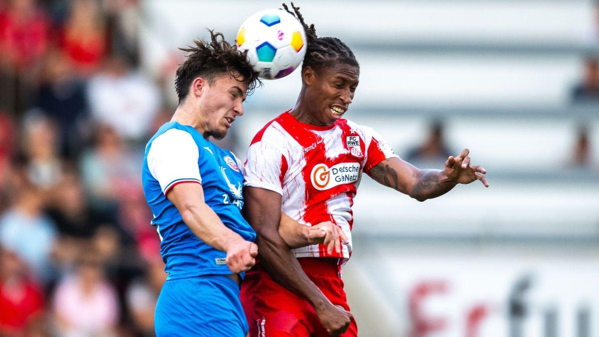 Der FC Rot-Weiß Erfurt hat durch zwei späte Tore von Pronichev und Seidemann gegen Rostock II mit 2:0 gewonnen. Beide waren nur wenige Minuten zuvor eingewechselt worden.