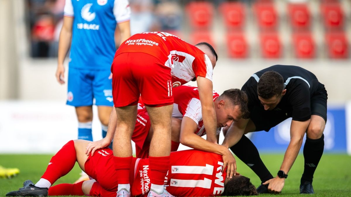 Der FC Rot-Weiß Erfurt hat durch zwei späte Tore von Pronichev und Seidemann gegen Rostock II mit 2:0 gewonnen. Beide waren nur wenige Minuten zuvor eingewechselt worden.