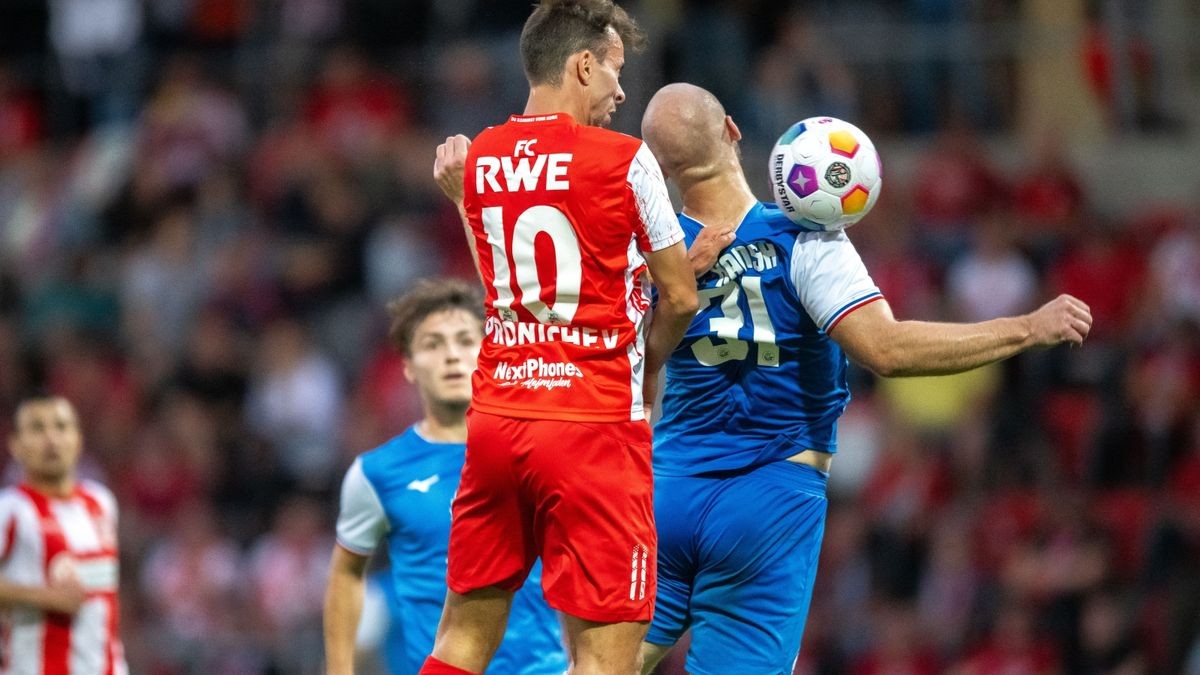 Der FC Rot-Weiß Erfurt hat durch zwei späte Tore von Pronichev und Seidemann gegen Rostock II mit 2:0 gewonnen. Beide waren nur wenige Minuten zuvor eingewechselt worden.