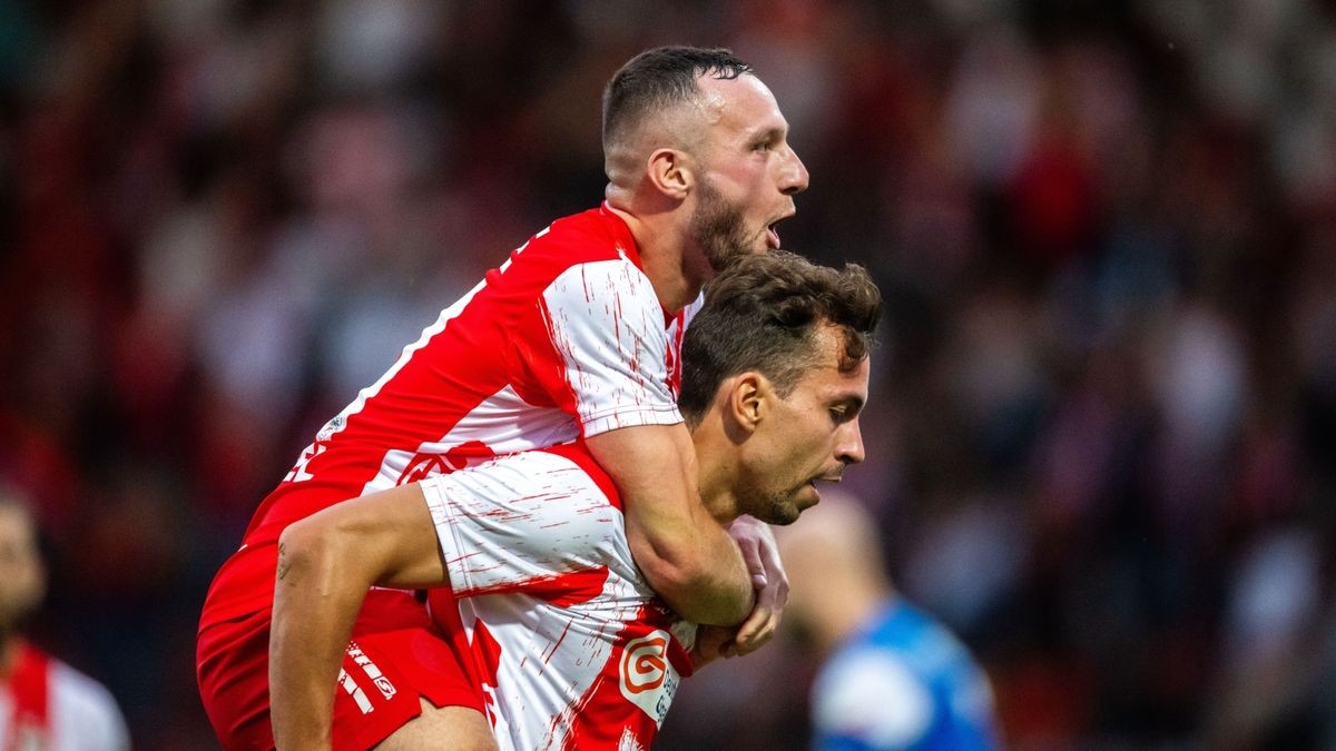 Der FC Rot-Weiß Erfurt hat durch zwei späte Tore von Pronichev und Seidemann gegen Rostock II mit 2:0 gewonnen. Beide waren nur wenige Minuten zuvor eingewechselt worden.