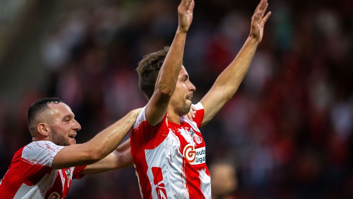 Der FC Rot-Weiß Erfurt hat durch zwei späte Tore von Pronichev und Seidemann gegen Rostock II mit 2:0 gewonnen. Beide waren nur wenige Minuten zuvor eingewechselt worden.