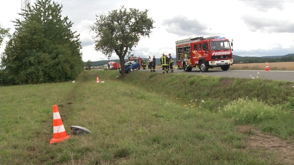 Das Auto des Mannes war frontal mit einem Baum kollidiert.