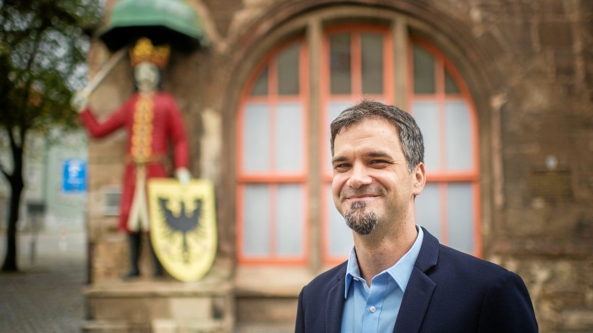 Oberbürgermeister Kai Buchmann (parteilos) hat allen Grund zur Freude: Das Verwaltungsgericht Meiningen hat seine Suspendierung aufgehoben.