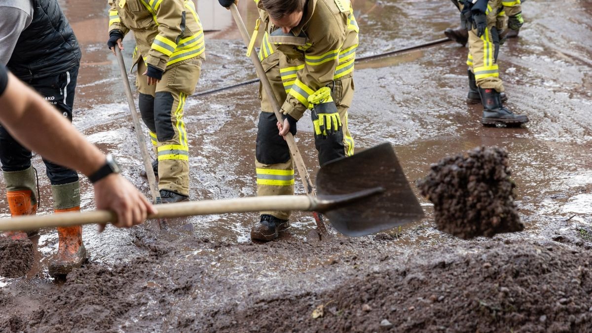 Feuerwehr und Anwohner kämpften gemeinsam gegen die Wassermassen.