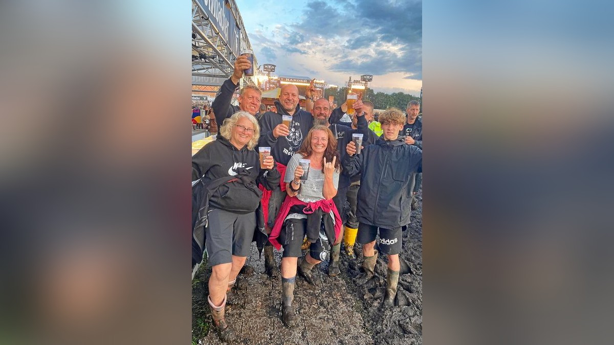 Simone, Ines, René, Michael, Patrick und Lennard  (von links) sind beim Open Air in Wacken dabei und haben Spaß.