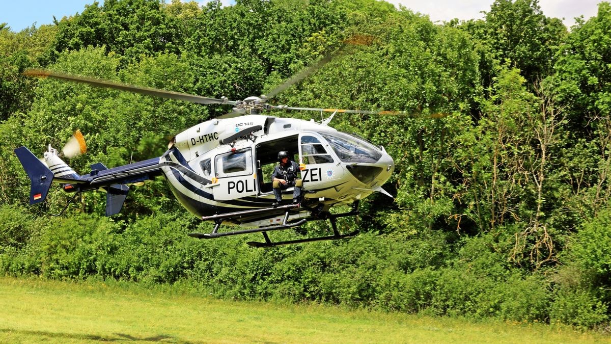 Seit 2008 im Dienst der Thüringer Polizei: Der ältere der beiden Helikopter landet während eines Trainings im Juli auf einer Wiese am Waldesrand.