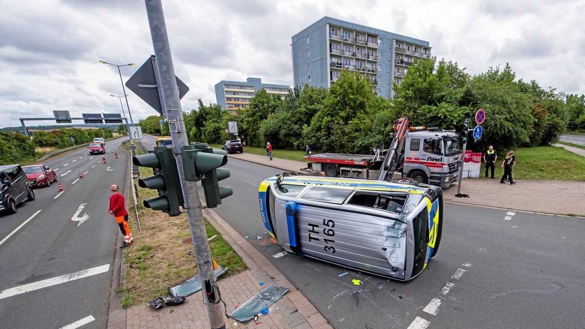 In Erfurt ist am Freitagvormittag ein Polizeiauto in einen Unfall verwickelt worden.