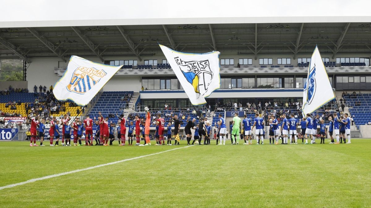 Die Teams vor der neuen Osttribüne.