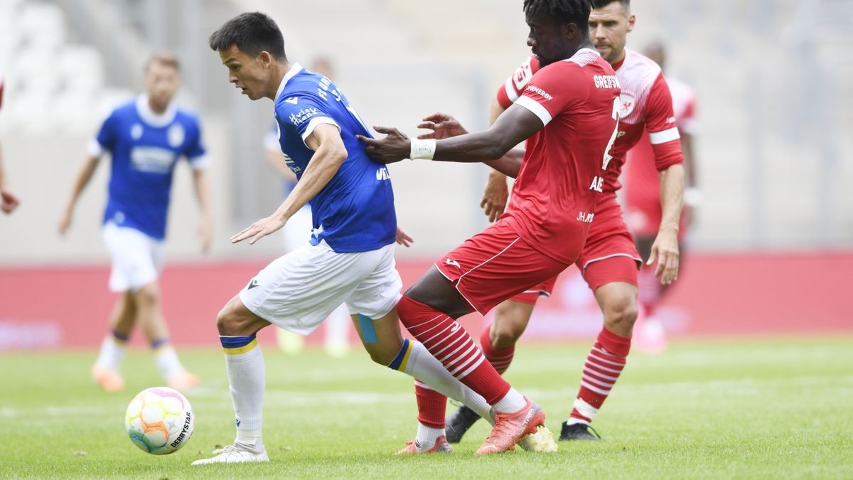 Pasqual Verkamp (FC Carl Zeiss Jena, links) und Oluwatobiloba Adewole (Greifswalder FC)