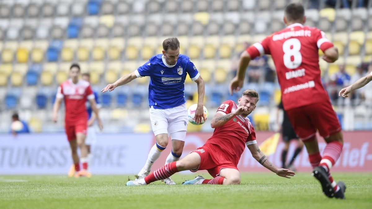 Joel Richter (FC Carl Zeiss Jena, links) gegen Oliver Daedlow (Greifswalder FC)