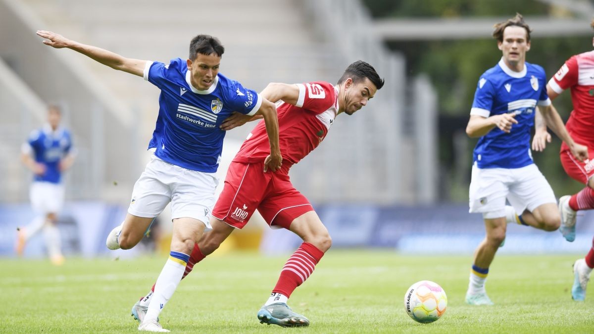 Pasqual Verkamp (FC Carl Zeiss Jena, links) und Mike Eglseder (Greifswalder FC) im Laufduell.