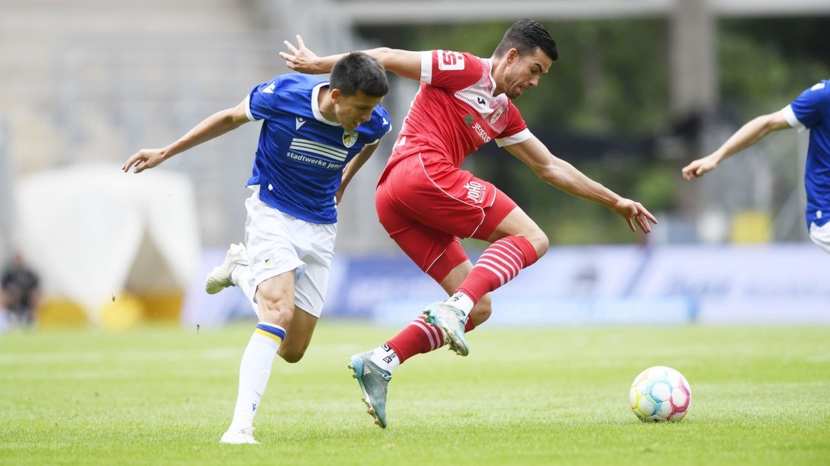 Pasqual Verkamp (FC Carl Zeiss Jena, links) und Mike Eglseder (Greifswalder FC)