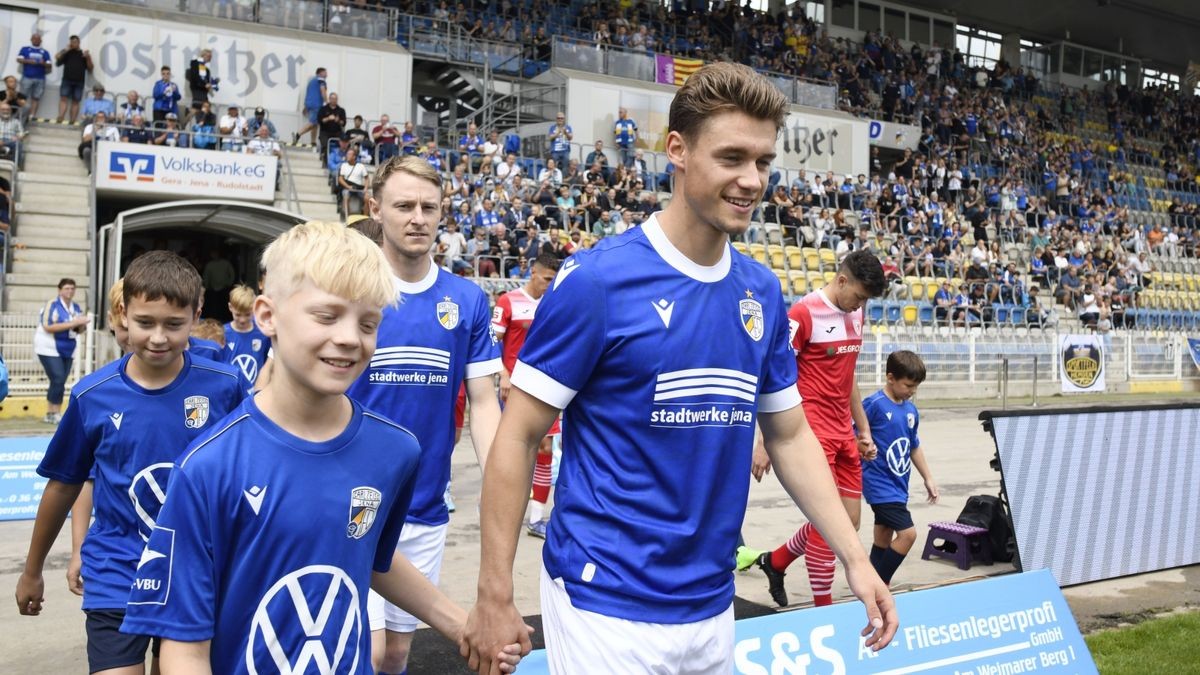 FC Carl Zeiss Jena - Greifswalder FC: Marcel Hoppe (FC Carl Zeiss Jena) beim Einlaufen.