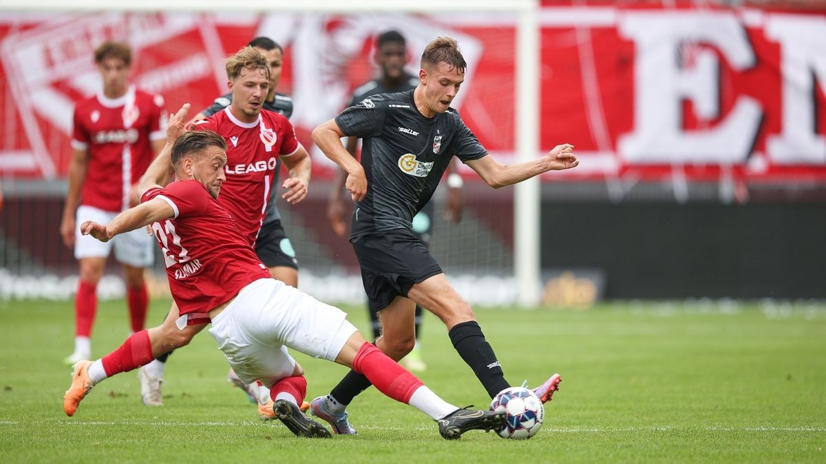 FC Energie Cottbus vs. FC Rot-Weiss Erfurt , Dennis Slamar (Cottbus) und Torschütze Til Linus Schwarz (Erfurt) im Zweikampf.