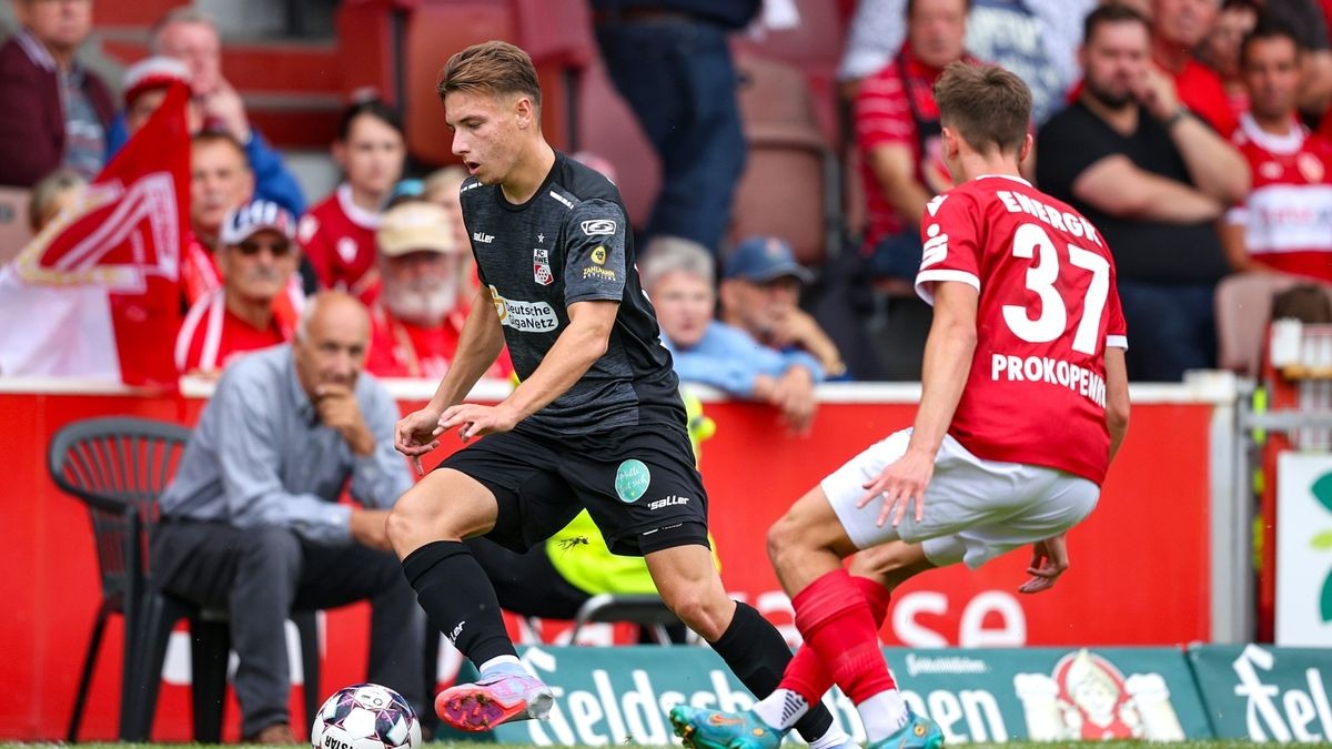 Im ersten Auswärtsspiel der Saison hat der FC Rot-Weiß Erfurt beim Regionalliga-Meister FC Energie Cottbus ein 1:1 erkämpft. Vom schnellen Rückstand ließ sich die Mannschaft nicht beirren.