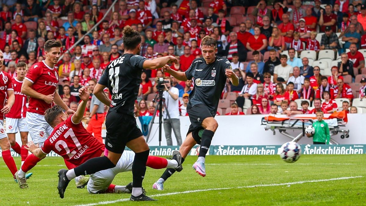 Im ersten Auswärtsspiel der Saison hat der FC Rot-Weiß Erfurt beim Regionalliga-Meister FC Energie Cottbus ein 1:1 erkämpft. Vom schnellen Rückstand ließ sich die Mannschaft nicht beirren.