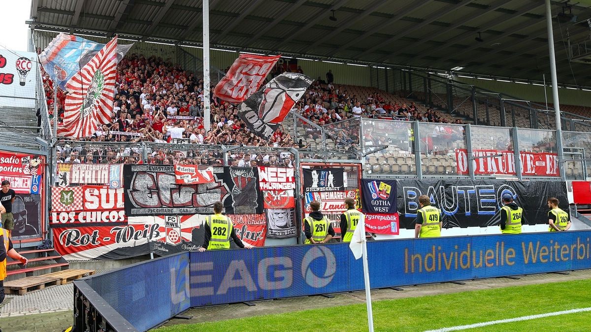 Im ersten Auswärtsspiel der Saison hat der FC Rot-Weiß Erfurt beim Regionalliga-Meister FC Energie Cottbus ein 1:1 erkämpft. Vom schnellen Rückstand ließ sich die Mannschaft nicht beirren.