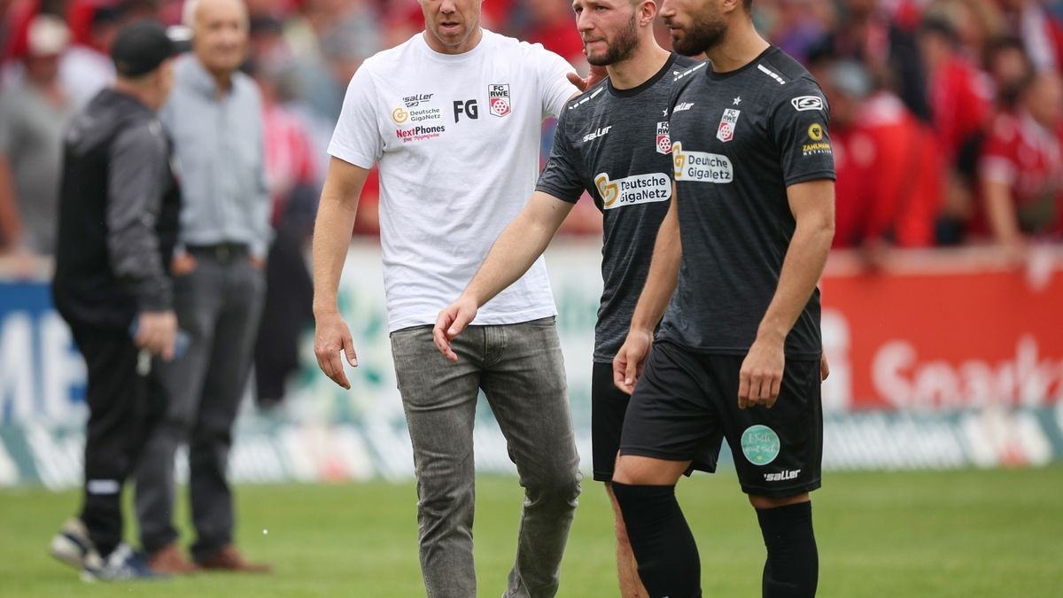 Im ersten Auswärtsspiel der Saison hat der FC Rot-Weiß Erfurt beim Regionalliga-Meister FC Energie Cottbus ein 1:1 erkämpft. Vom schnellen Rückstand ließ sich die Mannschaft nicht beirren.