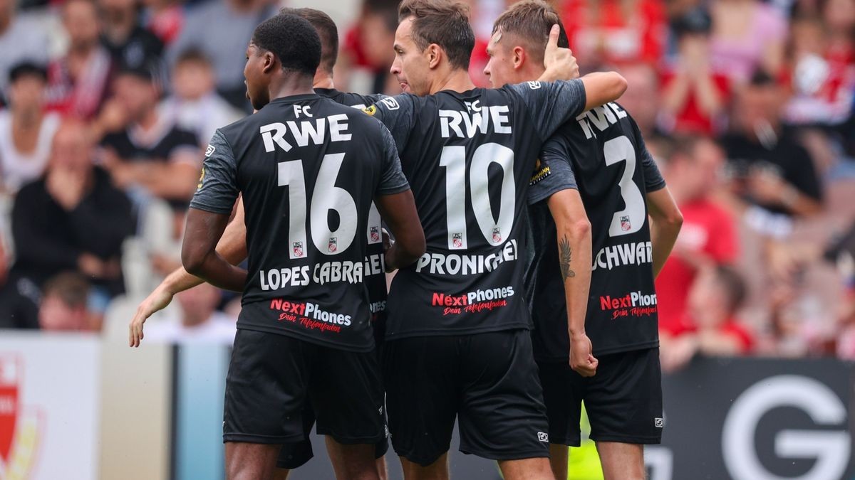 Im ersten Auswärtsspiel der Saison hat der FC Rot-Weiß Erfurt beim Regionalliga-Meister FC Energie Cottbus ein 1:1 erkämpft. Vom schnellen Rückstand ließ sich die Mannschaft nicht beirren.