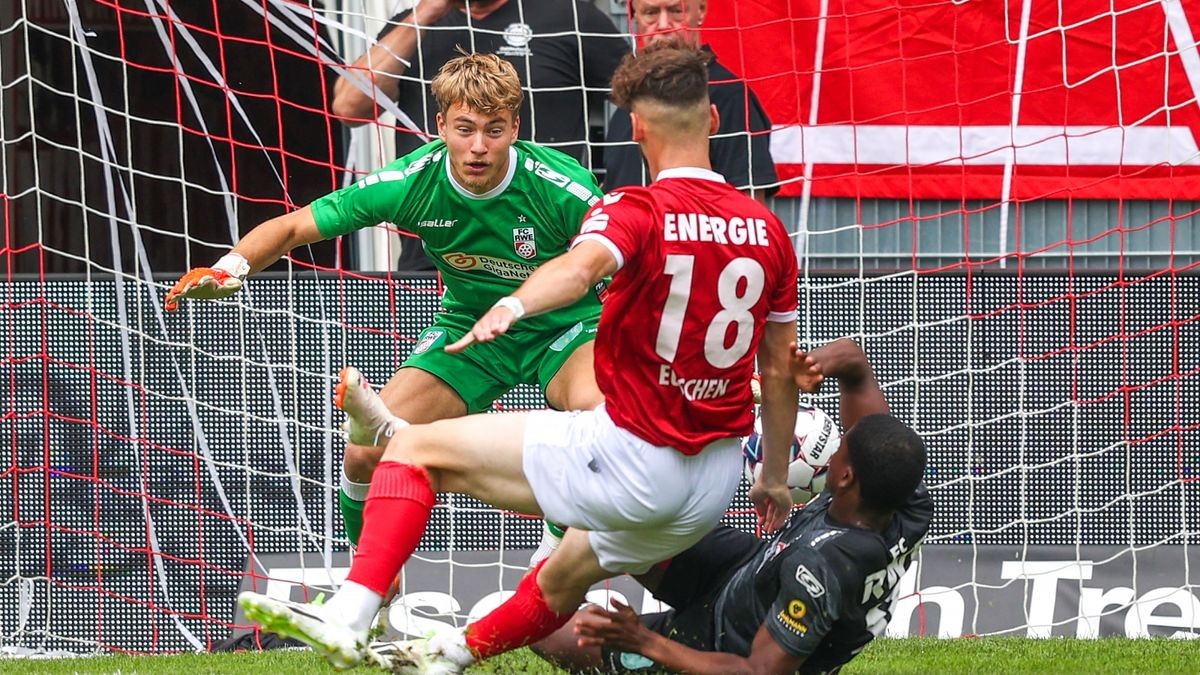 Im ersten Auswärtsspiel der Saison hat der FC Rot-Weiß Erfurt beim Regionalliga-Meister FC Energie Cottbus ein 1:1 erkämpft. Vom schnellen Rückstand ließ sich die Mannschaft nicht beirren.