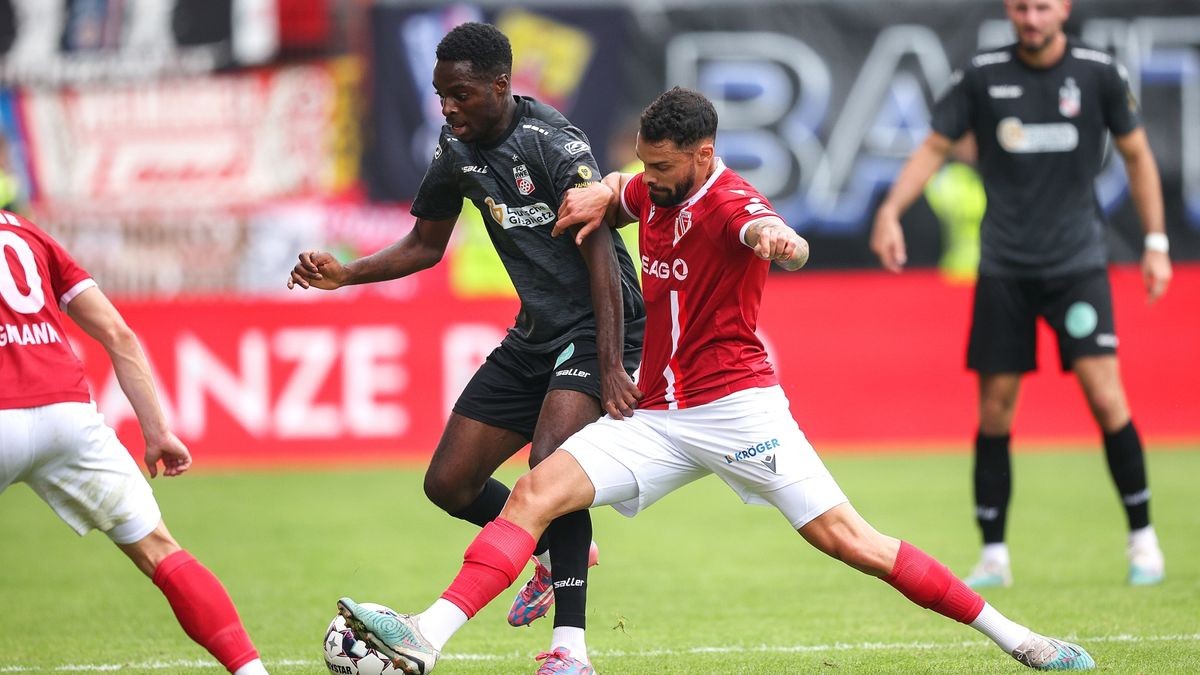 Im ersten Auswärtsspiel der Saison hat der FC Rot-Weiß Erfurt beim Regionalliga-Meister FC Energie Cottbus ein 1:1 erkämpft. Vom schnellen Rückstand ließ sich die Mannschaft nicht beirren.