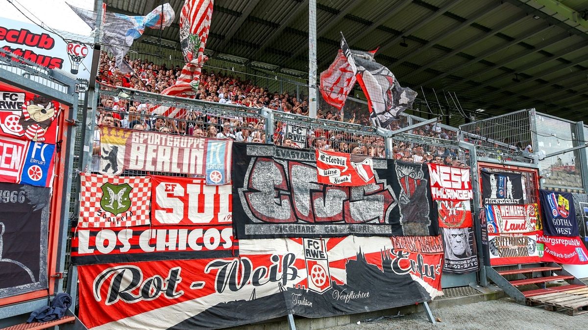 Im ersten Auswärtsspiel der Saison hat der FC Rot-Weiß Erfurt beim Regionalliga-Meister FC Energie Cottbus ein 1:1 erkämpft. Vom schnellen Rückstand ließ sich die Mannschaft nicht beirren.