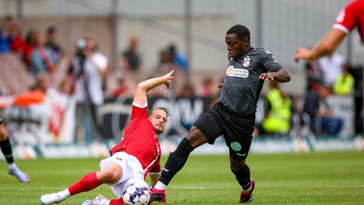 Im ersten Auswärtsspiel der Saison hat der FC Rot-Weiß Erfurt beim Regionalliga-Meister FC Energie Cottbus ein 1:1 erkämpft. Vom schnellen Rückstand ließ sich die Mannschaft nicht beirren.