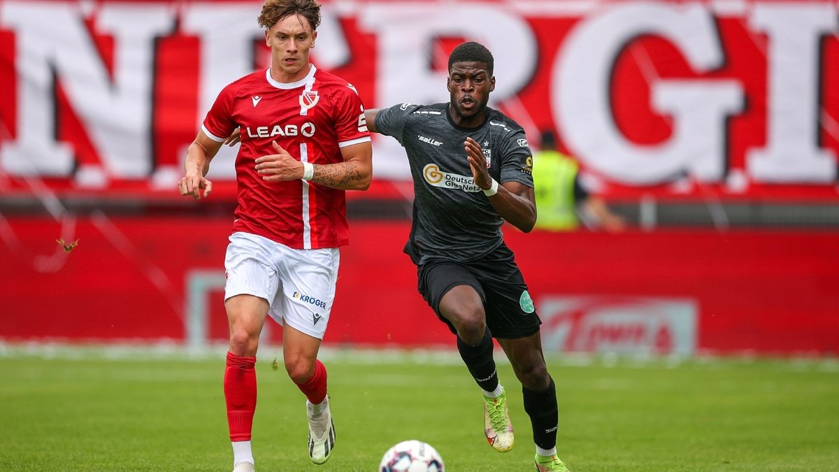 Im ersten Auswärtsspiel der Saison hat der FC Rot-Weiß Erfurt beim Regionalliga-Meister FC Energie Cottbus ein 1:1 erkämpft. Vom schnellen Rückstand ließ sich die Mannschaft nicht beirren.