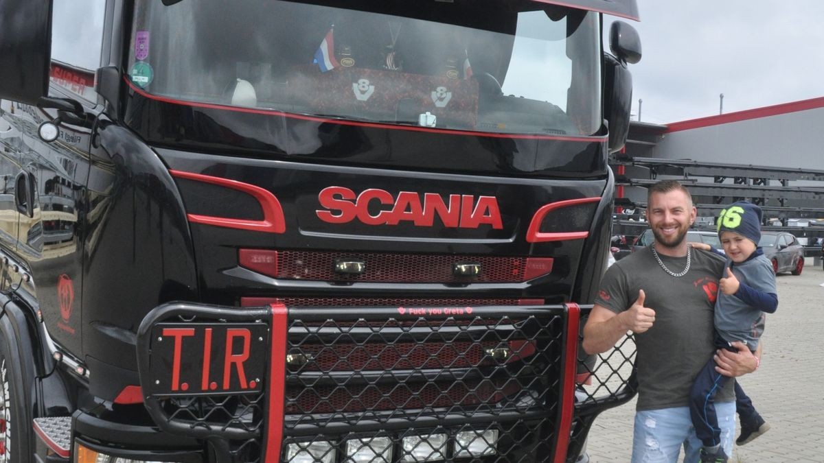 Zwei Männer am Edel-Scania: Patrick Fötsch mit seinem Dienstwagen und Sohn Fritz.