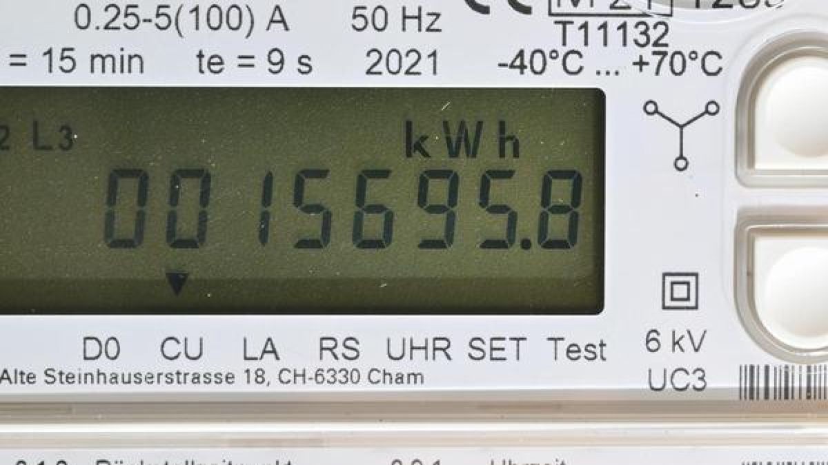 Ein elektronischer Stromzähler in einem Einfamilienhaus. (Archivbild)