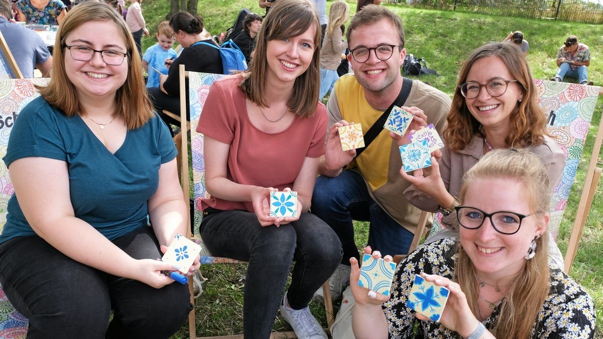 Sandra Mäder, Kim Riedel, Arne Platz, Emilia Mehrgans und Stefanie Werner (von links nach rechts) haben Fliesen nach portugiesischem Vorbild gestaltet. 