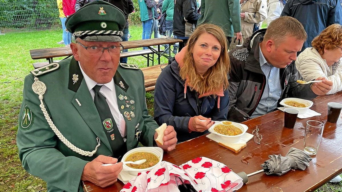 Die Erbsensuppe darf auf dem Schützenfest nicht fehlen.