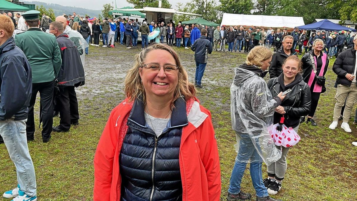 Vogelschießen in Deilinghofen: Die scheidende Königin Andrea Linnemann lässt sich vom Regen nicht stören.
